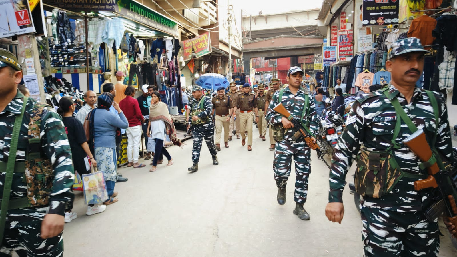 महत्वपूर्ण स्थानों पर फुट पेट्रोलिंग की जा रही है