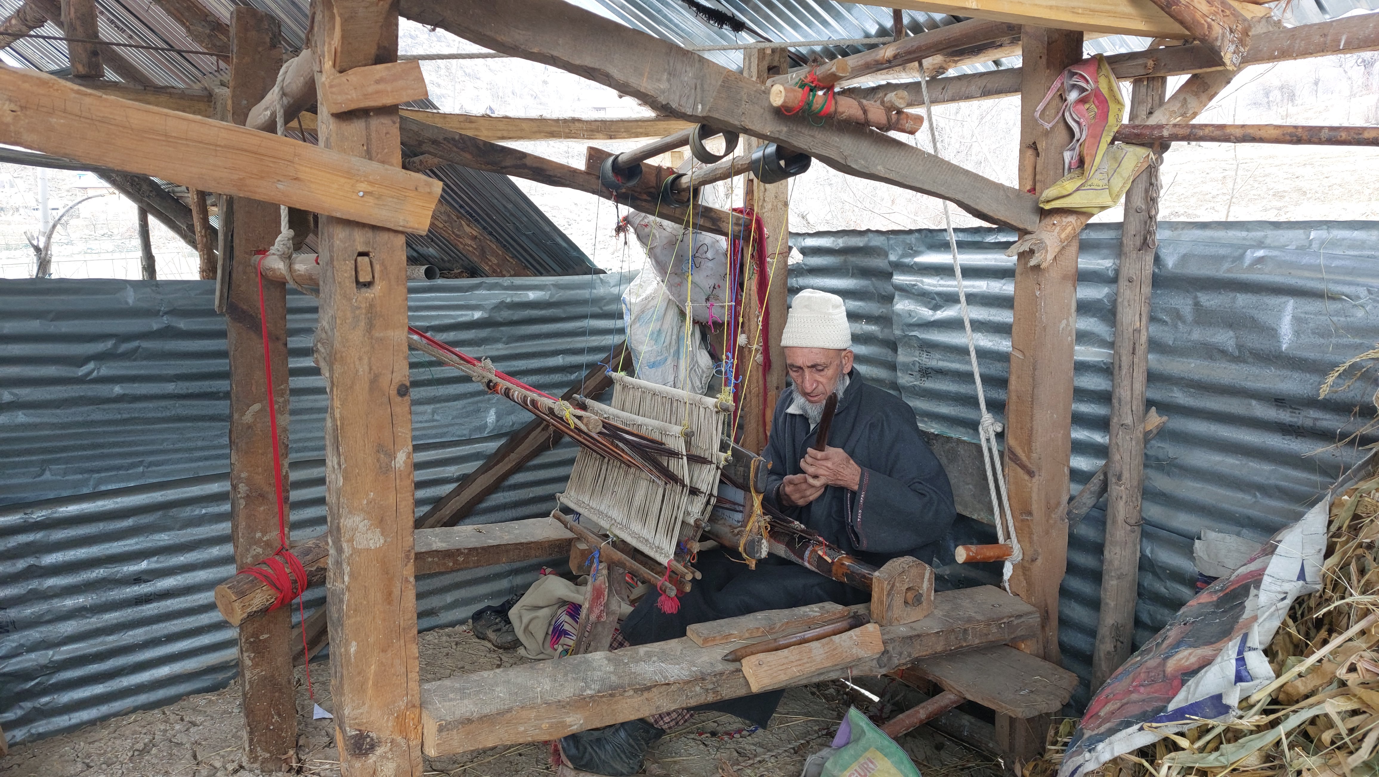 آبائی پیشوں ذریعہ معاش بنانے والے قبائلی دستکار مالی مشکلات سے دو چار