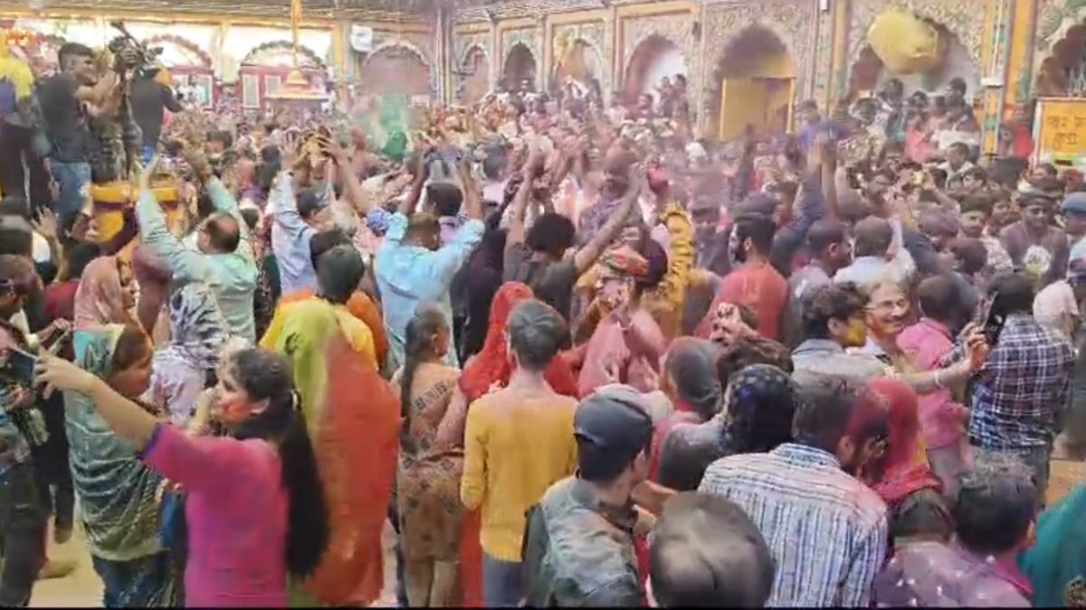 द्वारकाधीश मंदिर में भक्तों ने खेली होली.