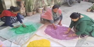 महिलाएं बना रहीं हर्बल कलर