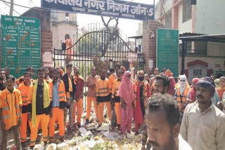लखनऊ में सफाई कर्मियों का प्रदर्शन