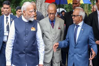 प्रधानमंत्री नरेन्द्र मोदी मॉरीशस के राष्ट्रपति धर्मबीर गोखूल और प्रधानमंत्री नवीन रामगुलाम के साथ