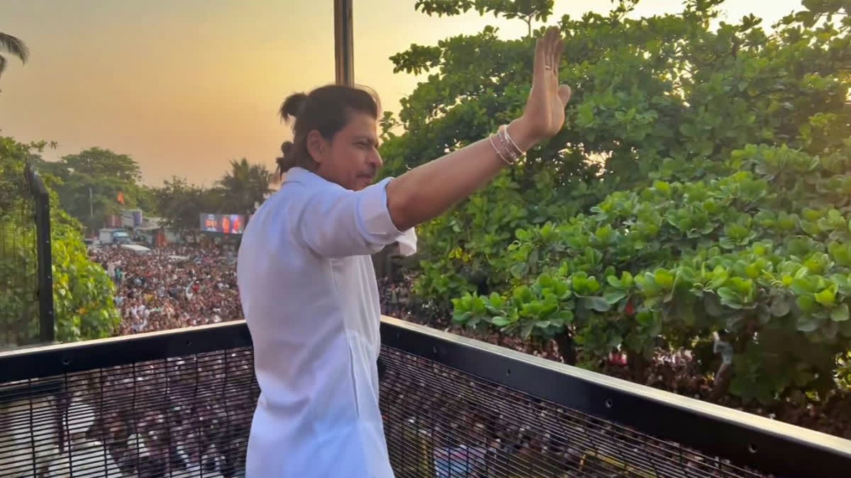 WATCH: Shah Rukh Khan Wishes Eid Mubarak, Greets Fans from Mannat