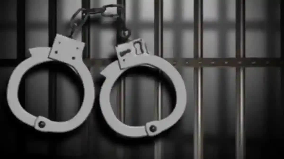 Mumbai police have arrested three alleged fraudsters from a fake stock trading call centre in Ujjain city, who cheated investors by promising high returns on share markets. The illegal call centre was used to lure investors.
