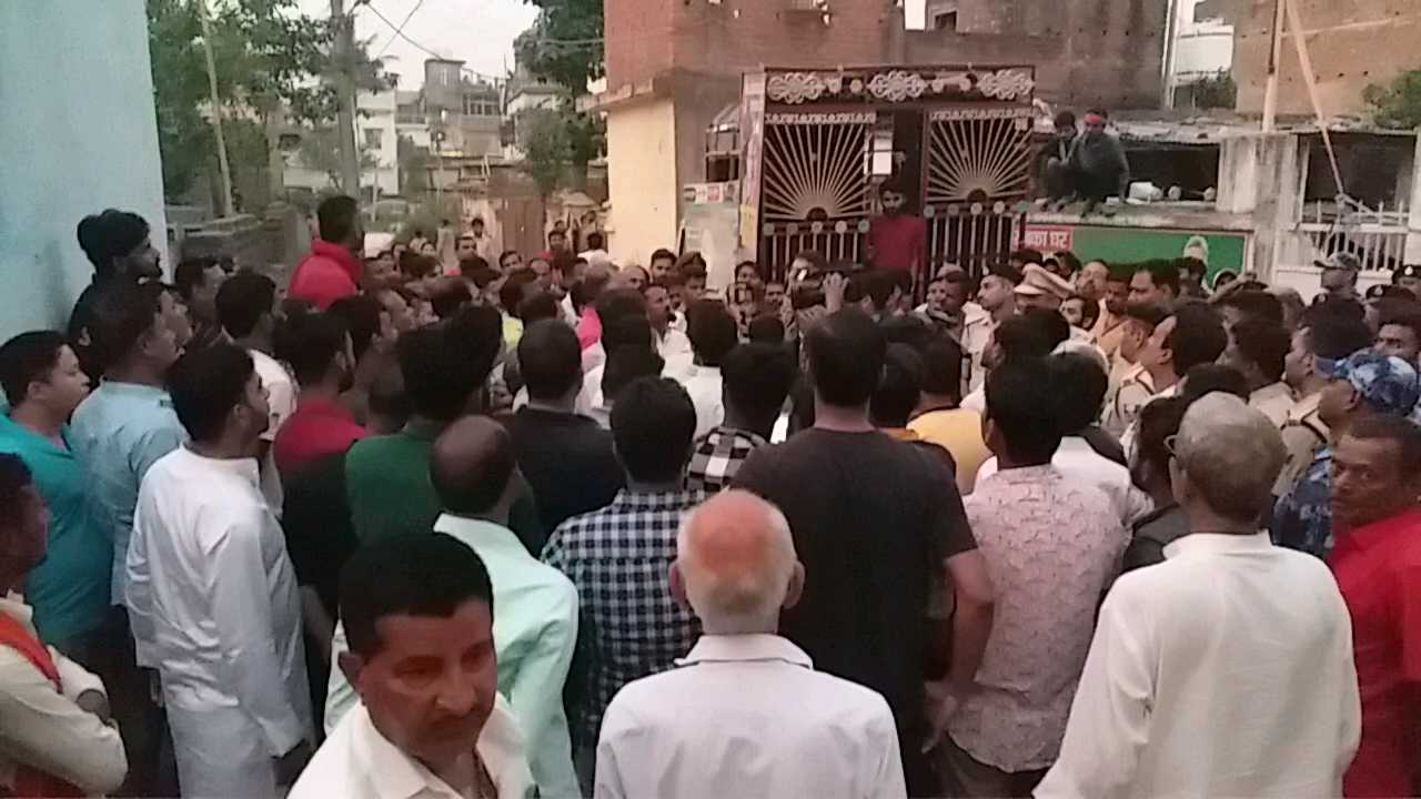 पप्पू यादव के कार्यालय के बाहर भीड़