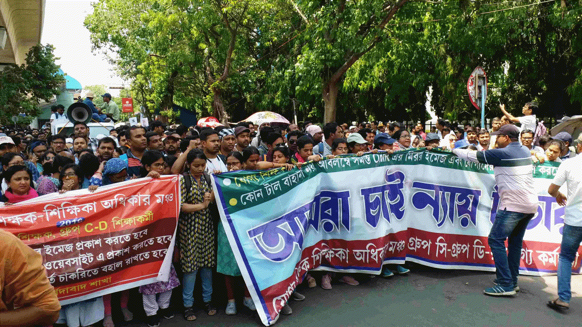 সরাসরি: যোগ্যদের তালিকা দেওয়া সম্ভব বলে জানিয়েছে এসএসসি, বৈঠক শেষে দাবি চাকরিহারাদের jobless-teachers-protest-in-kolkata-live-updates