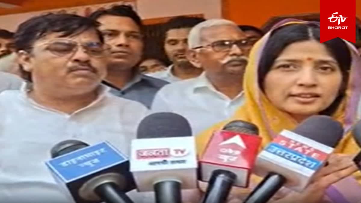 मैनपुरी में मीडिया से मुखातिब सांसद डिंपल यादव.