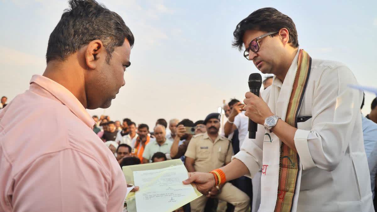 JYOTIRADITYA SCINDIA STYLISH LOOK