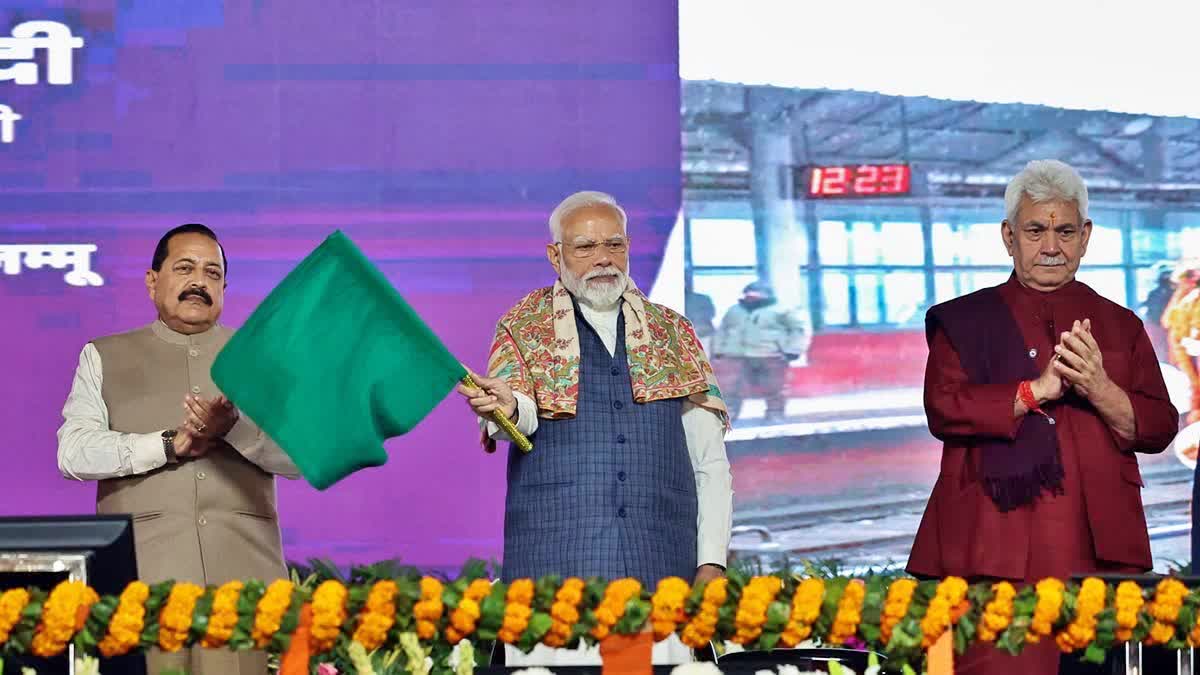 ரயில் சேவையை பச்சை கொடியசைத்து தொடங்கி வைக்கும் பிரதமர் நரேந்திர மோடி - பிரதிநிதித்துவப் படம்