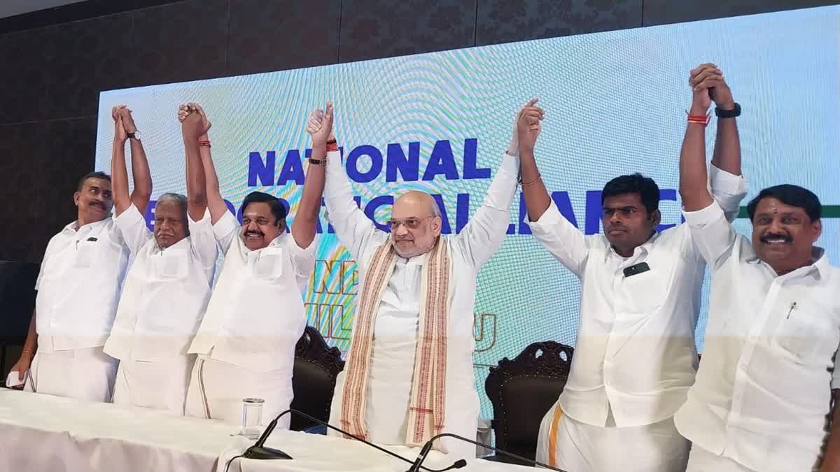 மேடையில் அதிமுக - பாஜக தலைவர்கள்