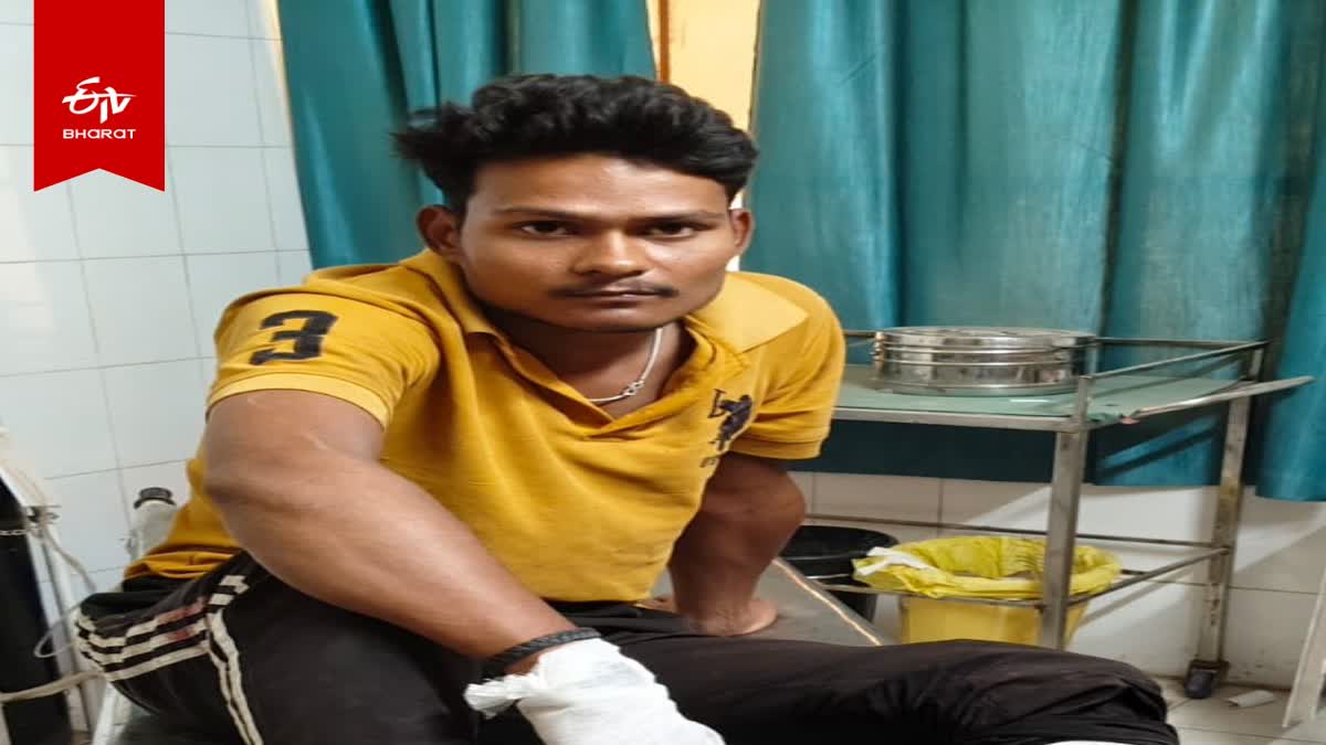 फायरिंग में घायल युवक.
