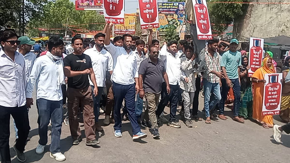 Youth Congress workers protesting at the Collectorate in Bundi
