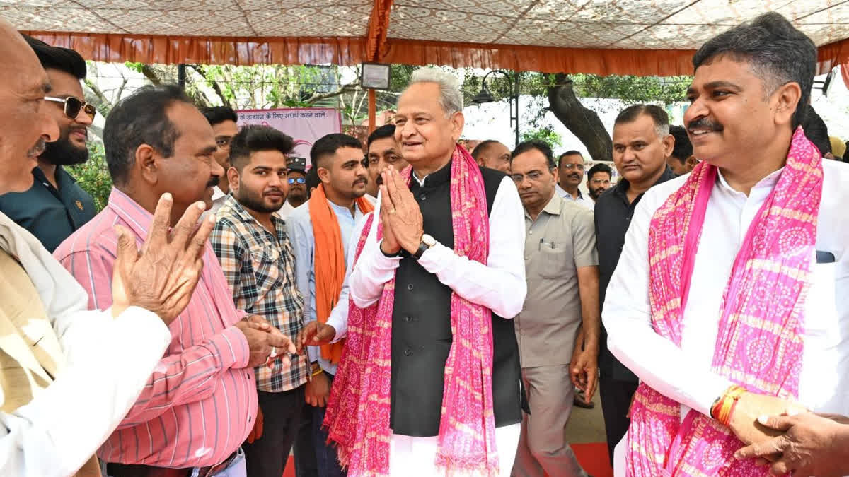 Ashok Gehlot and Tikaram Jully meeting people