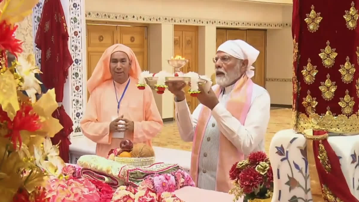 अशोकनगर के आनंदपुर धाम पहुंचे पीएम मोदी, गुरु महाराज के सामने मत्था टेका PM MODI ANANDPUR DHAM BAISAKHI FAIR