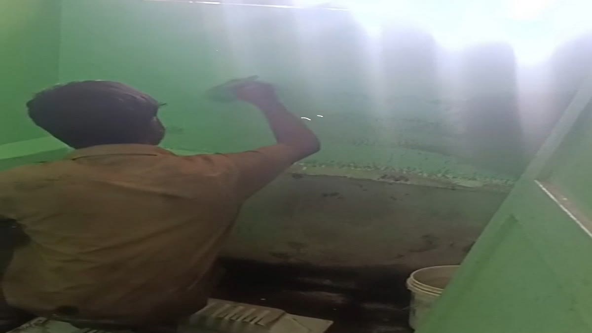 கழிவறைக்கு பெயிண்ட் அடித்த தொழில் பழகுநர்கள்