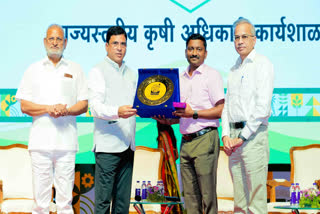 पुरस्कार कार्यक्रमा पुरस्कार स्वीकारताना अधिकारी आणि मंत्री