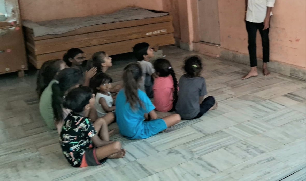 Children of gadia Lohar Samaj studying