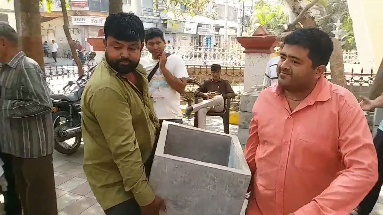 ગિરનારી ગ્રુપ દ્વારા પીવાના પાણીના કુંડા અને પક્ષીના માળાનું વિતરણ કરાયું