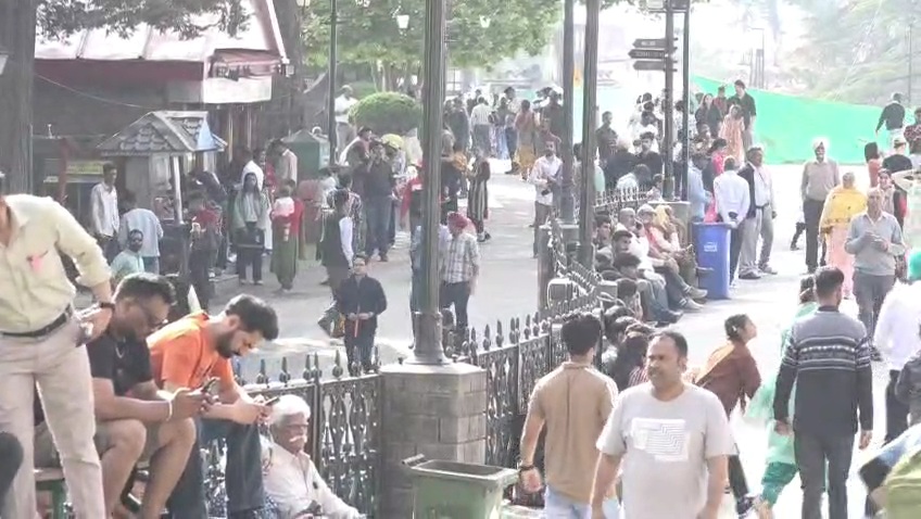 ठंडक पाने के लिए पर्यटक चढ़ रहे पहाड़