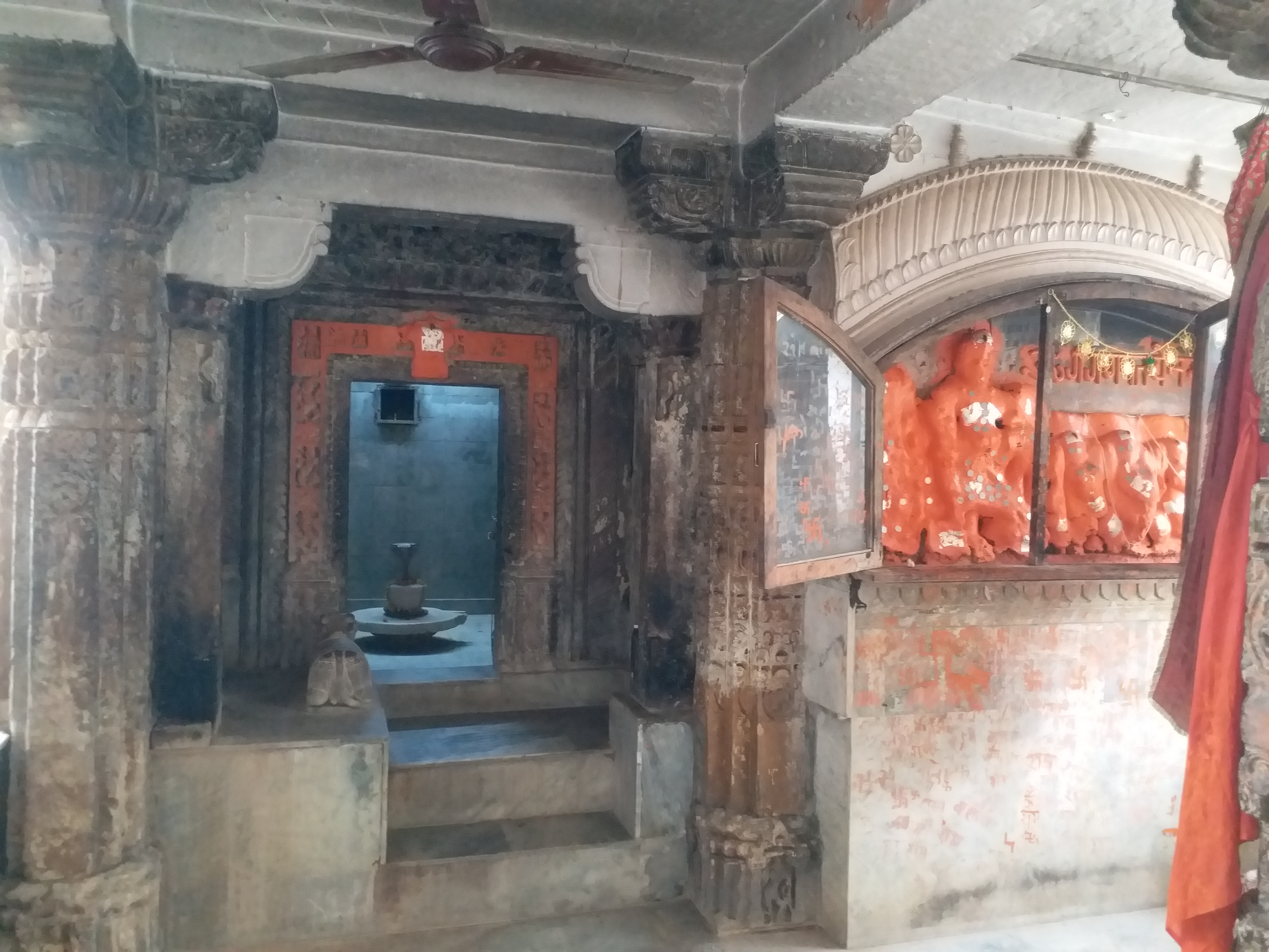 दीवारों पर उकेरा गया है जीवन चरित्र