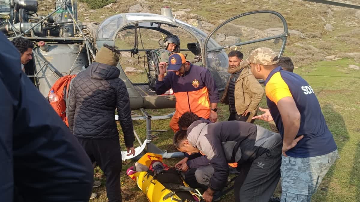 AIR FORCE CHEETAH HELICOPTER  TOURISTS STRANDED IN CHURDHAR  SIRMAUR AMERICAN TOURISTS RESCUE  ചുർധാര്‍ മലയില്‍ കുടുങ്ങി