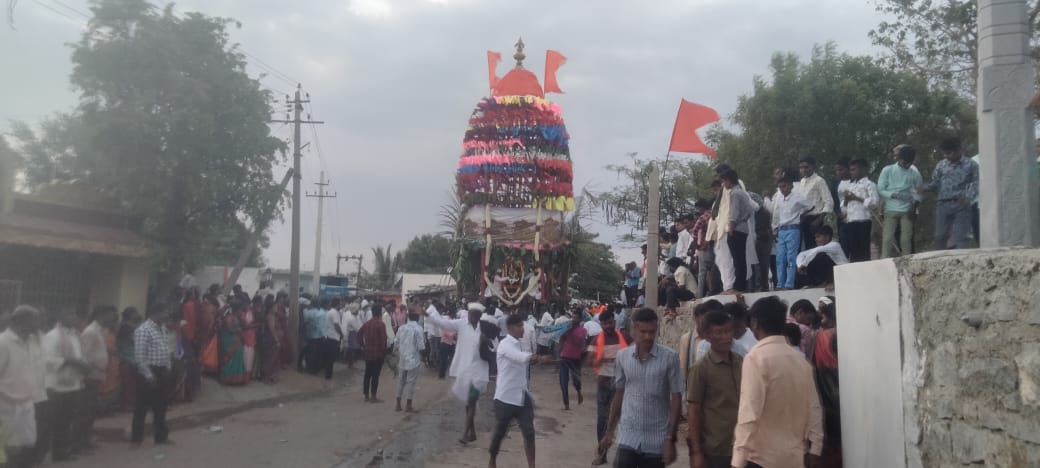 Chariot Tragedy Man died after being hit by a wheel  Dharwad