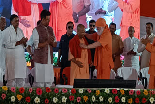 कार्यक्रम के दौरान सीएम योगी आदित्यनाथ, सांसद रवि किशन व अन्य