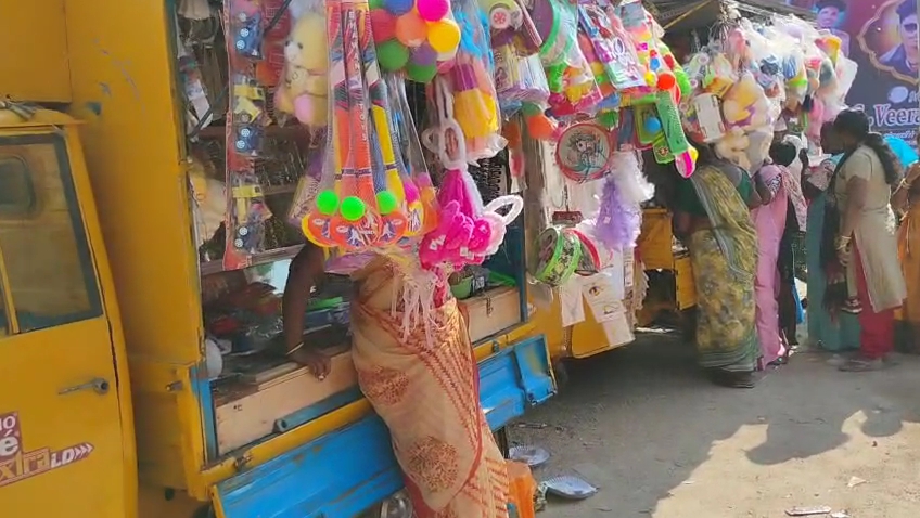 கோயில் திருவிழாவில் கடைகள்