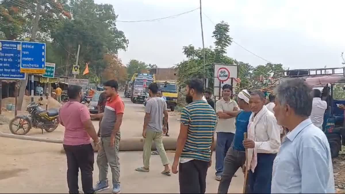 People blocked road in Mahuadanr of Latehar demanding electricity and water