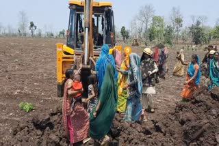 KHANDWA WOMEN CAME IN FRONT OF JCB