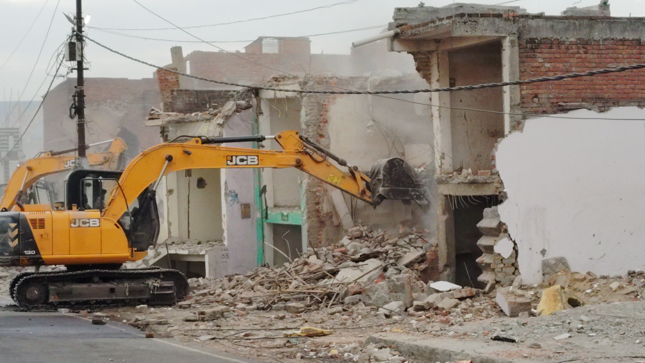 Bulldozer operation continues in Akbar Nagar Lucknow, residents fear, bulldozer operation will also be done on four mosques and 1 madrassa