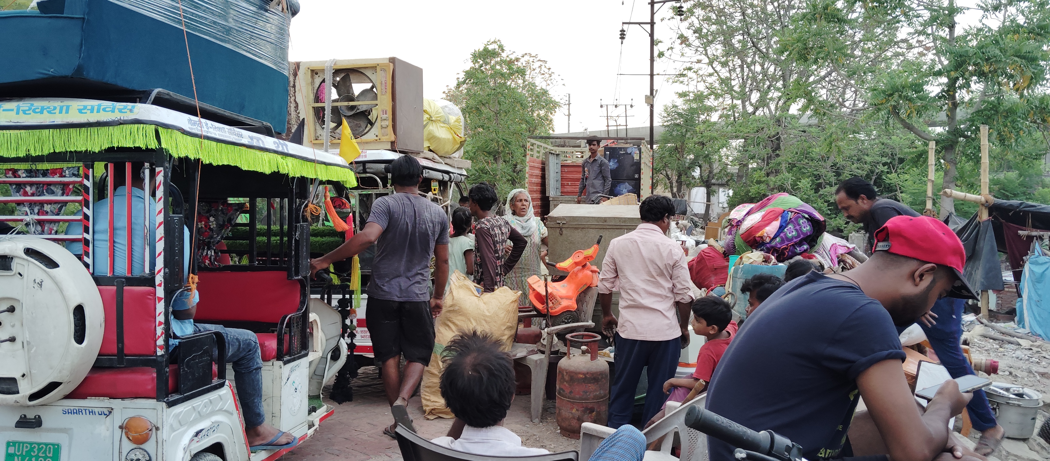 Bulldozer operation continues in Akbar Nagar Lucknow, residents fear, bulldozer operation will also be done on four mosques and 1 madrassa