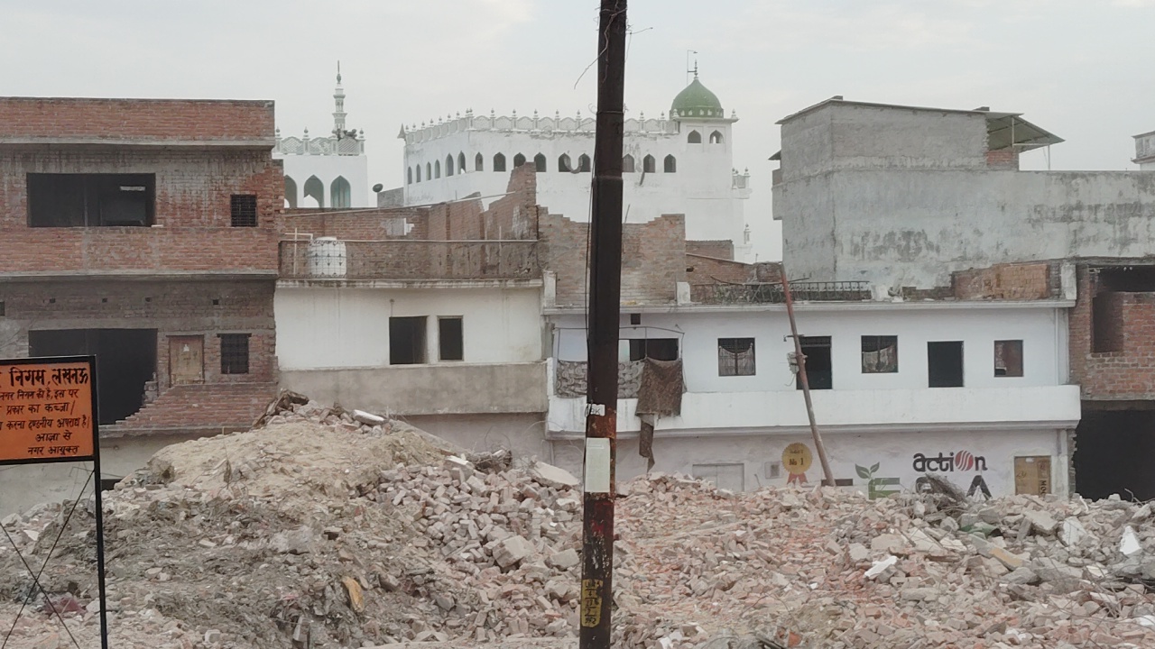 Bulldozer operation continues in Akbar Nagar Lucknow, residents fear, bulldozer operation will also be done on four mosques and 1 madrassa