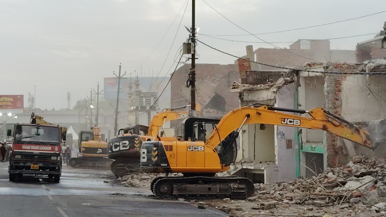 Bulldozer operation continues in Akbar Nagar Lucknow, residents fear, bulldozer operation will also be done on four mosques and 1 madrassa