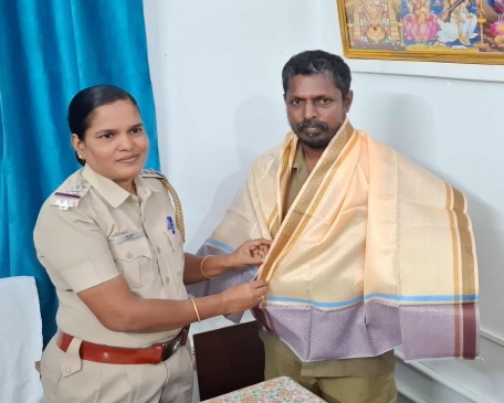 ஆட்டோ ஓட்டுநருக்கு சால்வை அணிவிக்கும் காவல் ஆய்வாளர்