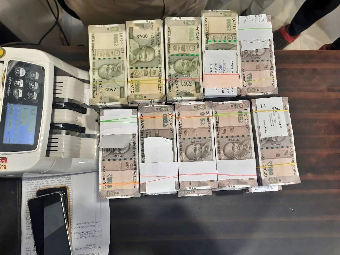 Fake notes worth Rs 1,87,45,000 were seized from a man in Hubli, Karnataka.