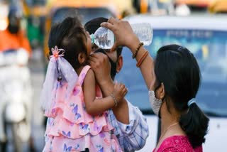 दिल्ली में तापमान 46 डिग्री तक पहुंच गया है, लोग बेहाल हैं.