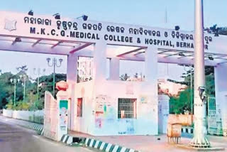 MKCGରେ ବିରଳ ଅସ୍ତ୍ରୋପଚାର, ତିନି ଘଣ୍ଟାର ପରିଶ୍ରମ ପରେ ବାହାରିଲା ତୀର