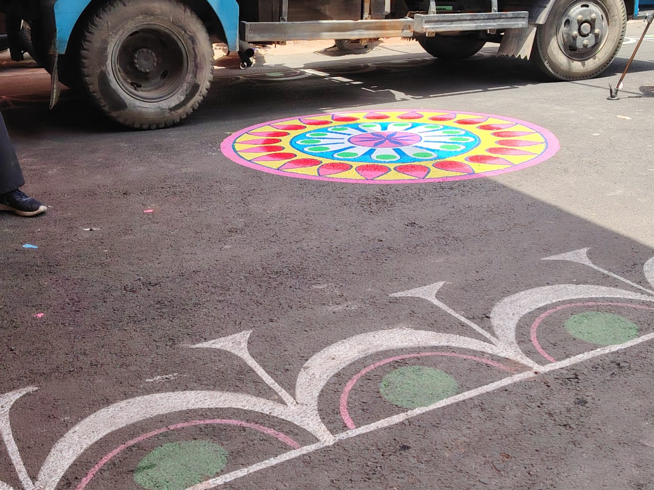 રંગોળીથી રોડને પ્રિન્ટ કરવામાં આવ્યા