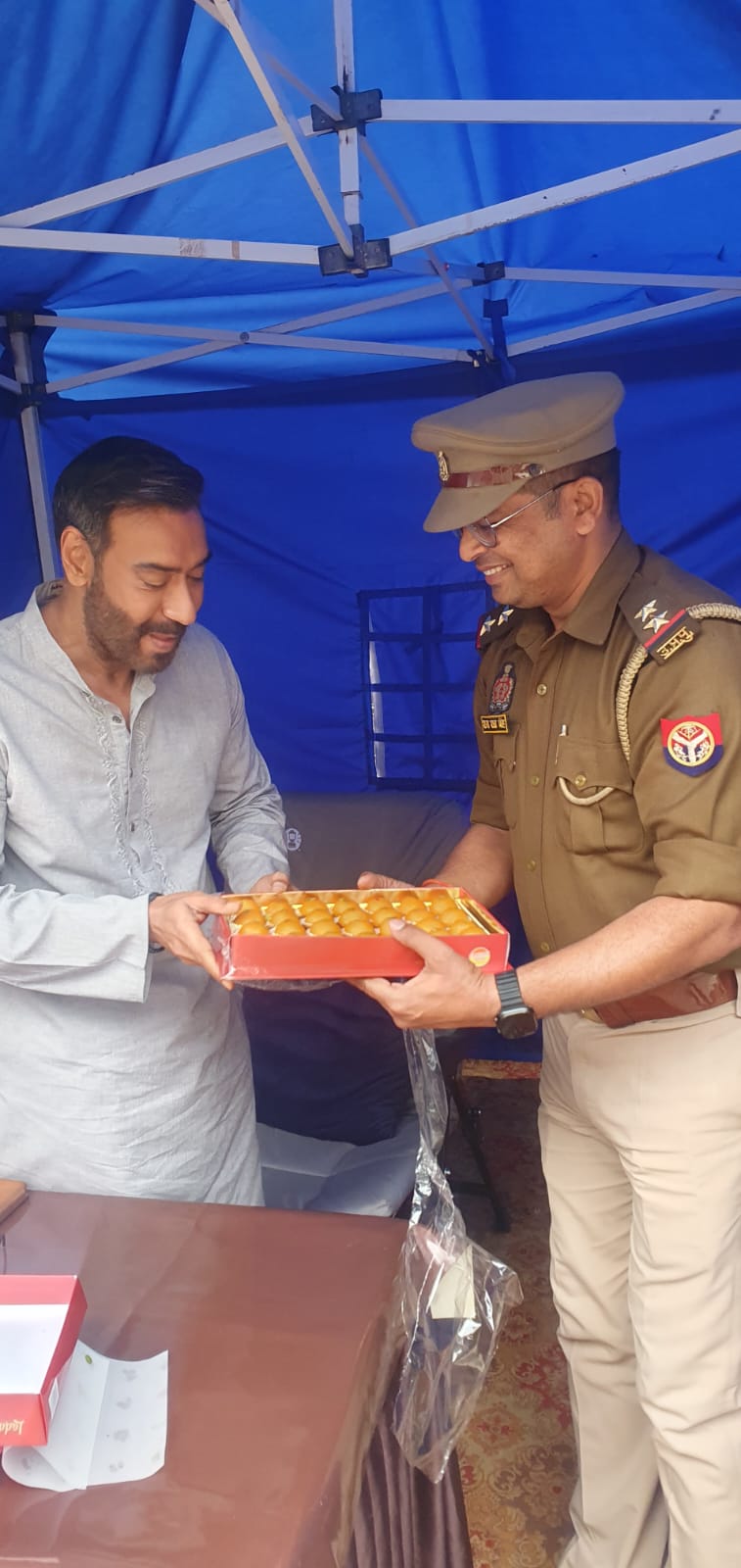अभिनेता अजय देवगन के साथ एसआई राम रक्षा सिंह.