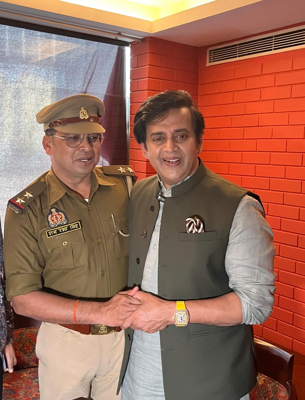 भाजपा सांसद और अभिनेता रवि किशन के साथ एसआई राम रक्षा सिंह.