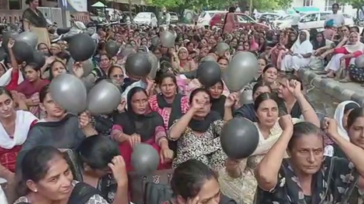 Anganwadi workers' anger broke out in Barnala, black day was celebrated outside DC office along with helpers.