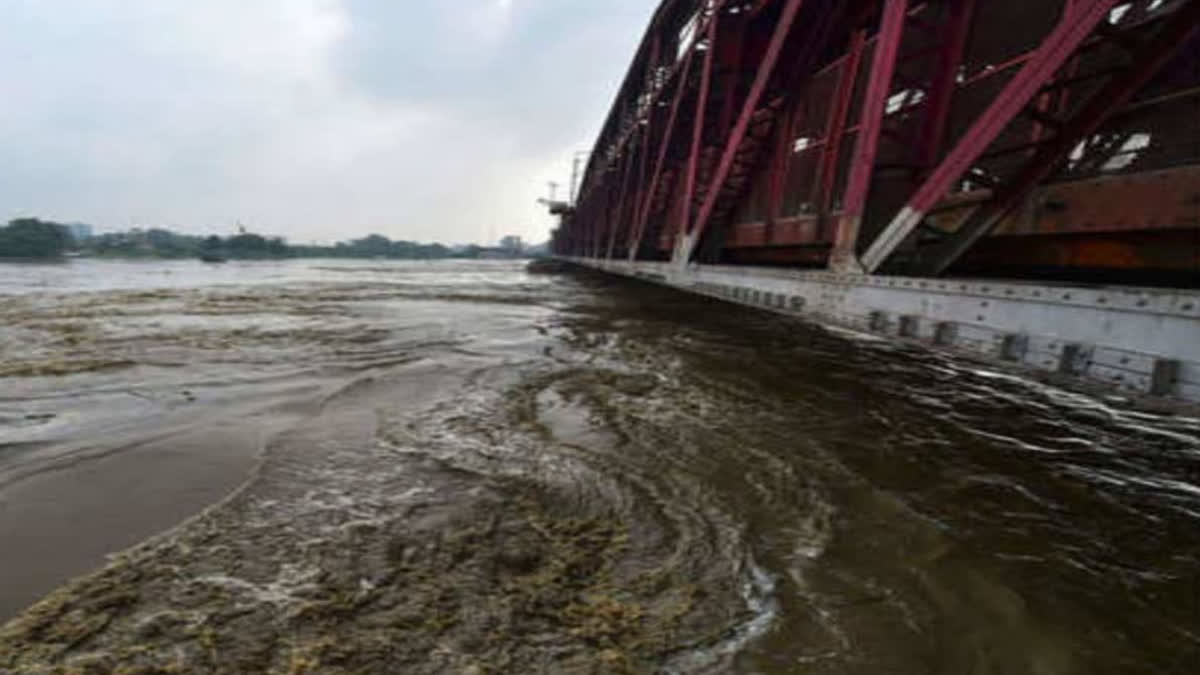 YAMUNA RIVER WATER LEVEL ABOVE DANGER MARK AMID HEAVY RAINS IN DELHI OLD RAILWAY BRIDGE CLOSED