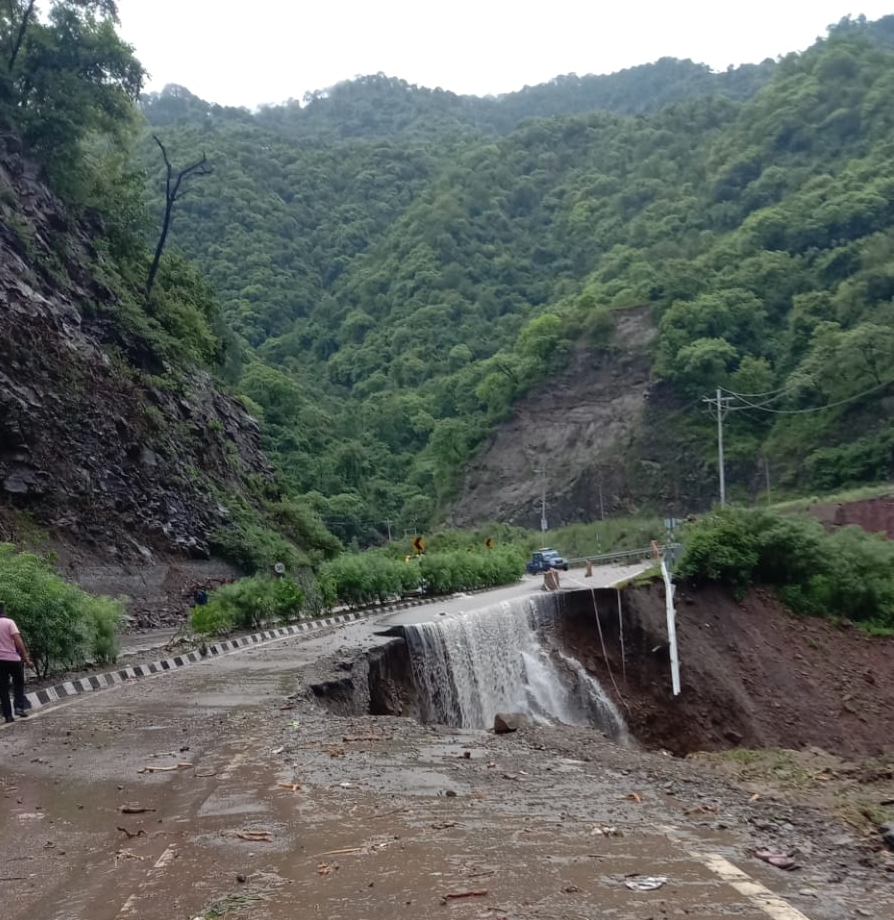 Kalka-Shimla NH-5 closed in Solan.