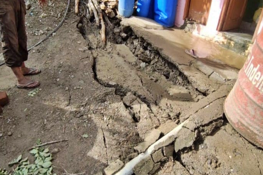 Cracks in a dozen houses in Shamti Solan