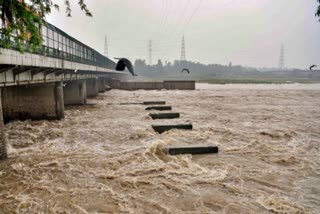The water level in Yamuna River touched 206. 24 meters, slightly above the danger mark of 205.33 meters, Central Water Commission said on Tuesday. The oficials further informed that the high flood level is--207.49 meters. "The water level in Yamuna River crosses the danger mark of 205.33 mtr, touching 206.24 mtr; the high flood level is--207.49 mtr," Central Water Commission said.