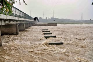 deihi rains yamuna river crosses danger mark train traffic suspended