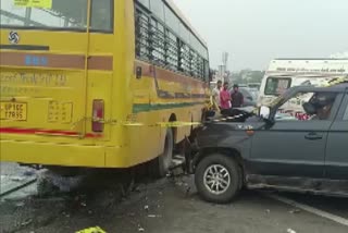 car collide with school bus  car collide  school bus  uttarpradesh  died  car and school bus accident  uttar pradesh accident  സ്‌കൂള്‍ ബസും കാറും കൂട്ടിയിടിച്ച് അപകടം  6 പേര്‍ മരിച്ചു  2 പേര്‍ക്ക് പരിക്ക്  എക്‌സ്‌പ്രസ് ഹൈവേ  ഗാസിയാബാദ്