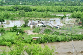 Five people trapped in Giri river