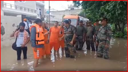 Indian Army teams rescuing in Fatehgarh Sahib